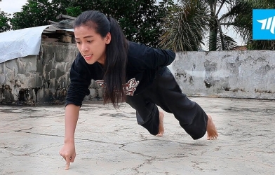 VIDEO: Nữ võ sĩ xinh đẹp hít đất chỉ bằng 1 ngón tay gây sốt