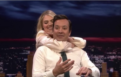 Quá đam mê võ thuật, siêu mẫu xinh đẹp siết cổ MC ngay trên sóng truyền hình