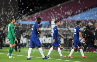 Thua ngược, Chelsea bị MU áp sát trong cuộc đua top 4