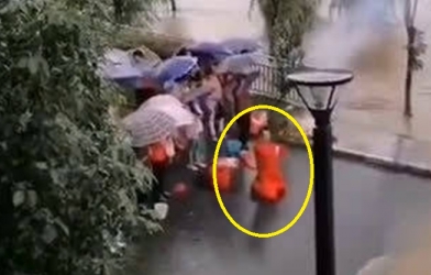 Đại sư Trung Quốc vận 'khí công' để... ngăn chặn nước lũ dâng lên