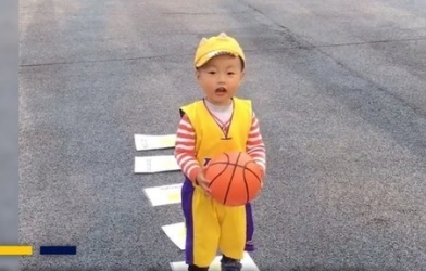 Cậu bé hơn 2 tuổi ở Trung Quốc gây sốt với tài năng chơi bóng rổ
