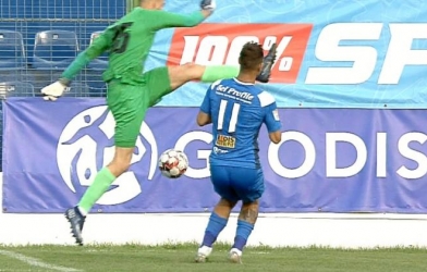 VIDEO: 'Màn tấu hài đỉnh cao' của thủ môn báo hại đội nhà