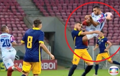 VIDEO: Cầu thủ bay người đạp vào mặt đối phương và cái kết gây phẫn nộ