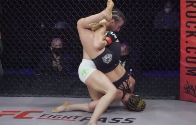 VIDEO: Dính đòn kẹp cổ, nữ võ sĩ xinh đẹp rơi vào trạng thái vô thức