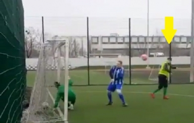 VIDEO: Siêu phẩm 'hụt' trở thành bàn thắng 'ăn rùa' nhất mọi thời đại