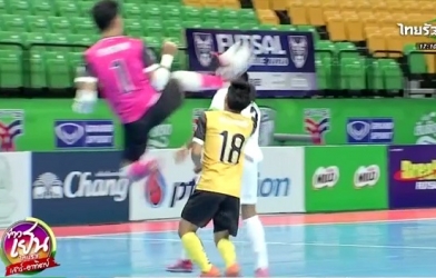 VIDEO: Kinh hoàng thủ môn Thái Lan bay người đạp vào đầu đối thủ