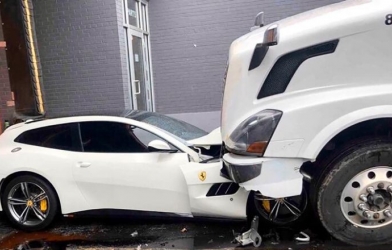 Nhân viên lái container đè bẹp siêu xe Ferrari của ông chủ vì mất việc