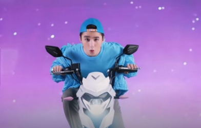 Sơn Tùng M-TP đưa xe Vinfast và Ford Mustang vào MV mới nhất