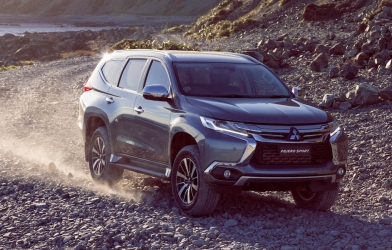 Mitsubishi Pajero Sport giảm giá sốc 200 triệu, đối đầu Ford Everest