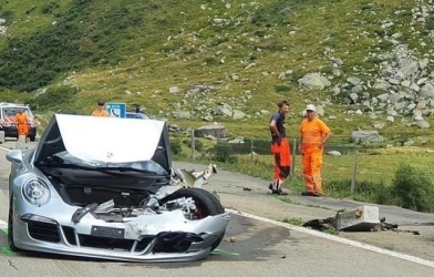 Cú va chạm 4 triệu đô vì xe nào cũng muốn 'vượt'