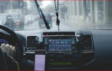 4 mẹo đơn giản xử lý kính ô tô bị mờ khi đi trong mưa