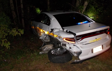 Cố xem phim, tài xế bật chế độ tự lái vẫn lao trúng xe cảnh sát