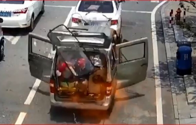 Dừng đèn đỏ, ô tô bất ngờ 'nổ' như trong phim