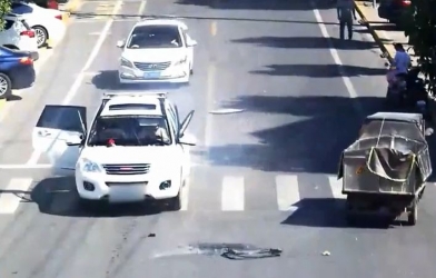 Ô tô đang đi bất ngờ 'nổ như bom' vì bình khí nén