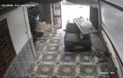 Tài xế có thầy dạy trên xe vẫn 'húc' bay cửa cổng nhà dân