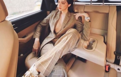 CEO Hương Giang khoe ảnh cực 'ngầu' trong ô tô bạc tỷ