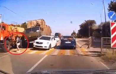 Sang đường liều lĩnh, một cô gái khiến 4 xe va chạm mạnh