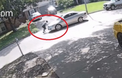 VIDEO: Anh chàng 'đen đủi' vừa bị chó đuổi, vừa bị xe tông