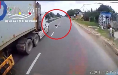 Người đàn ông bỗng lăn ra đường làm tài xế container thót tim