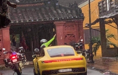 'Bức xúc' đoàn xe sang ngó lơ biển cấm, đi thẳng vào phố cổ Hội An