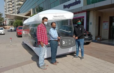 Ô tô đựng trong 'bong bóng an toàn' để giao khách hàng tại Ấn Độ