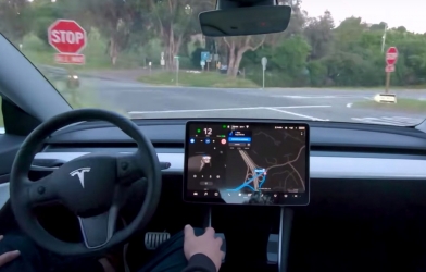 Video: 13 triệu lượt xem ô tô điện Tesla tự lái hoàn toàn