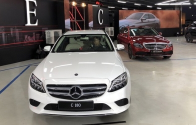 Loạt ô tô tiền tỷ ưu đãi khủng, quyết đạt kỷ lục doanh số