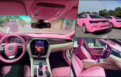 Chị em 'mê mệt' với chiếc VinFast Lux A2.0 độ màu hồng nữ tính