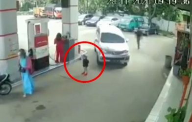 'Hú hồn' em bé bị cuốn vào gầm xe tải khi đứng chờ đổ xăng