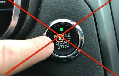 Điều gì xảy ra nếu ấn nút khởi động khi ô tô đang chạy?