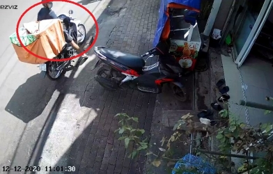 Clip: Nam shipper sơ ý không rút chìa khóa, kẻ gian lấy cả xe hàng