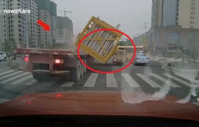 Video: Dừng đèn đỏ, ô tô cạnh ngay 'tử thần' mà không biết