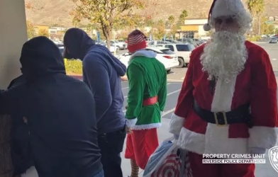 Mặc đồ ông già Noel, cảnh sát bắt sống tên trộm ô tô