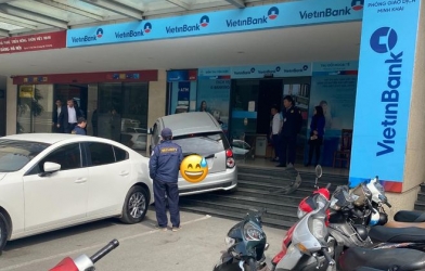 Hà Nội: Ô tô 'phi' thẳng lên sảnh, mắc kẹt ở bậc thang