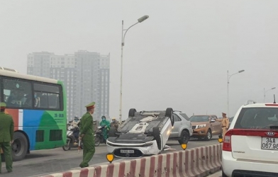 Nữ tài xế mất lái, ô tô lật ngửa trên cầu Vĩnh Tuy