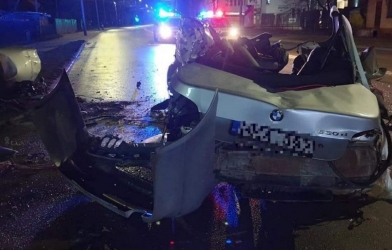 Video: Ô tô 'bỏ chạy', lao trúng cột điện gãy thành đôi