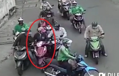 VIDEO: 15 tên cướp 'bao vây' người phụ nữ ngay trên phố SG