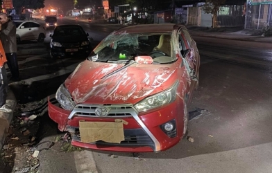 Thái Nguyên: Nữ tài xế mất lái, ô tô con lao vào cột điện hư hỏng nặng