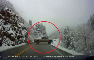 Xe bán tải mất lái, húc ô tô khác rồi cùng lao xuống vực