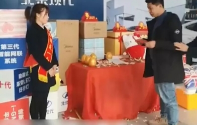 Mua ô tô mới, anh chàng 'ngỡ ngàng' vì bốc trúng quà là 1 bạn gái