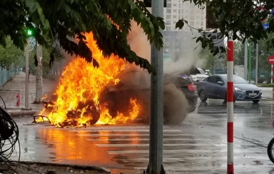 Hà Nội: Ô tô tiền tỷ cháy rụi trên đường Lương Thế Vinh