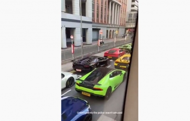 Video: Loạt siêu xe cực đẹp bất ngờ bị cảnh sát chặn lại