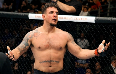 Cựu vô địch UFC gia nhập giải Boxing tay trần