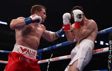 Canelo Alvarez trở lại, đánh bại đối thủ cao hơn cả cái đầu