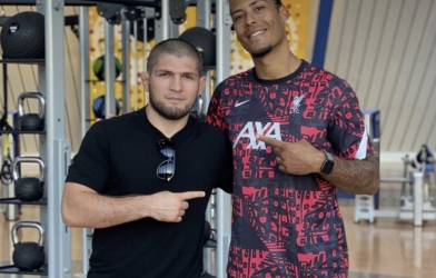 Khabib Nurmagomedov khoe ảnh chụp với Virgil van Dijk