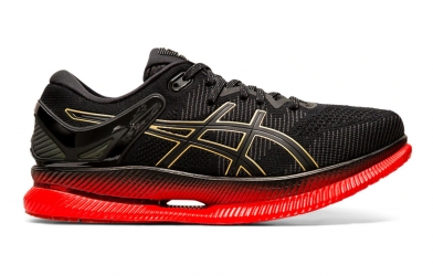 Chạy bộ bằng giày nào tiết kiệm sức và an toàn hơn?