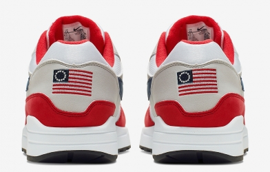 Nike bị con trai ông Trump chỉ trích vì mẫu giày kỷ niệm Quốc Khánh