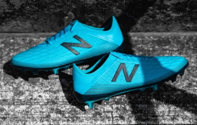 Bất ngờ trước vẻ đẹp tinh tế của giày đá bóng New Balance Furon v5
