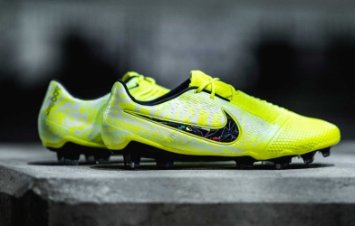 Tỏa sáng trên sân bóng cùng Nike Phantom Venom New Lights