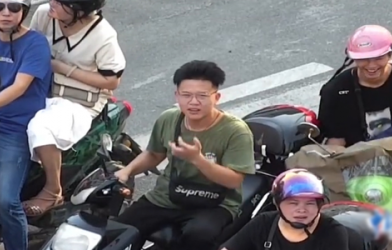 VIDEO: Cảnh sát giao thông dùng Flycam nhắc người vi phạm từ trên trời